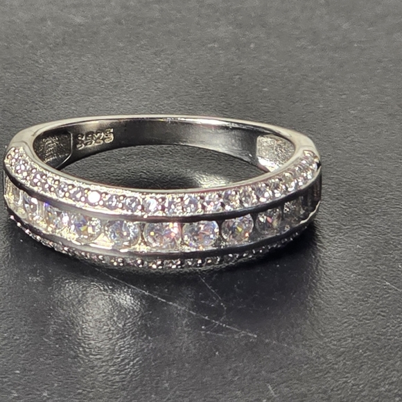 Elegant 925 Silver Band with Sparkling Accents Size 9.5 - Picture 2 of 4